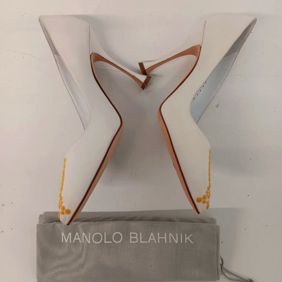 Manolo Blahnik Women's Embroidered White & Gold Pumps - EU37/US7 - Picture 5 of 11